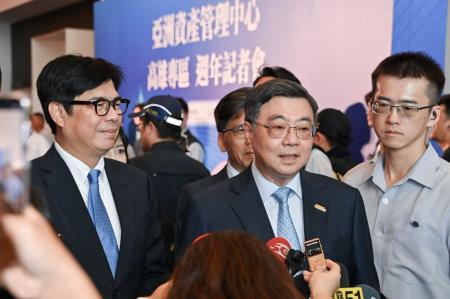 2026年7月24日行政院長卓榮泰出席亞洲資產管理中心高雄專區成立週年記者會 　共7張