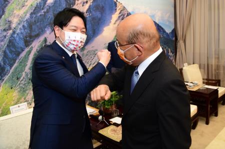 2022年5月4日行政院長蘇貞昌接見日本自民黨青年局長小倉將信眾議員一行1 　共7張