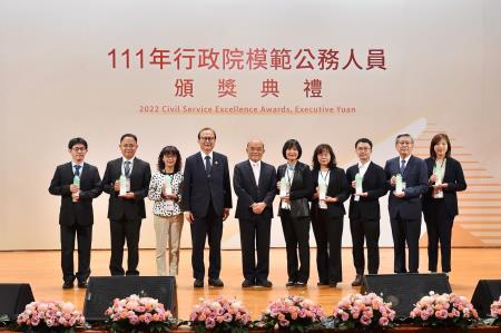 2022年11月14日行政院長蘇貞昌出席「111年行政院模範公務人員頒獎典禮」 　共6張