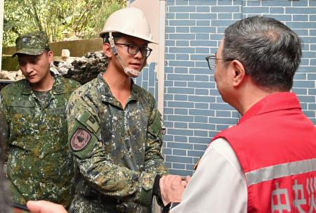 2024年8月2日行政院長卓榮泰視察視察高雄市立桃源國中災後復原情形7