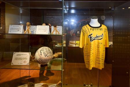 2026年3月1日行政院長卓榮泰參訪國立中正大學體育館推廣運動幣措施 　共6張