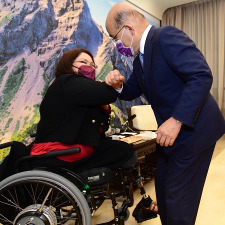 2022年5月31日行政院長蘇貞昌接見美國聯邦參議員達克沃絲一行S__158081704　共5張