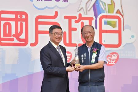 2024年7月1日行政院長卓榮泰出席「113年全國戶政日活動頒獎表揚典禮」　共7張