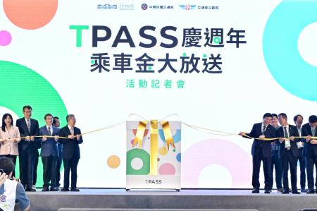 LINE_ALBUM_0424出席「TPASS慶週年 乘車金大放送」活動記者會_240424_4_0 　共7張