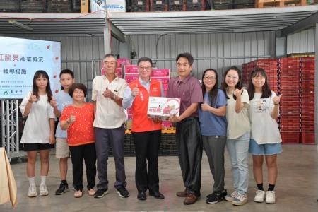 2024年7月13日_2行政院長卓榮泰視察紅龍果外銷供果園3　共10張