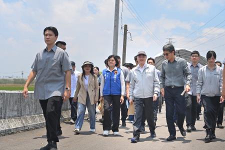 2025年7月5日行政院長卓榮泰視察雲林大埤鄉延潭大排整體治理 　共7張
