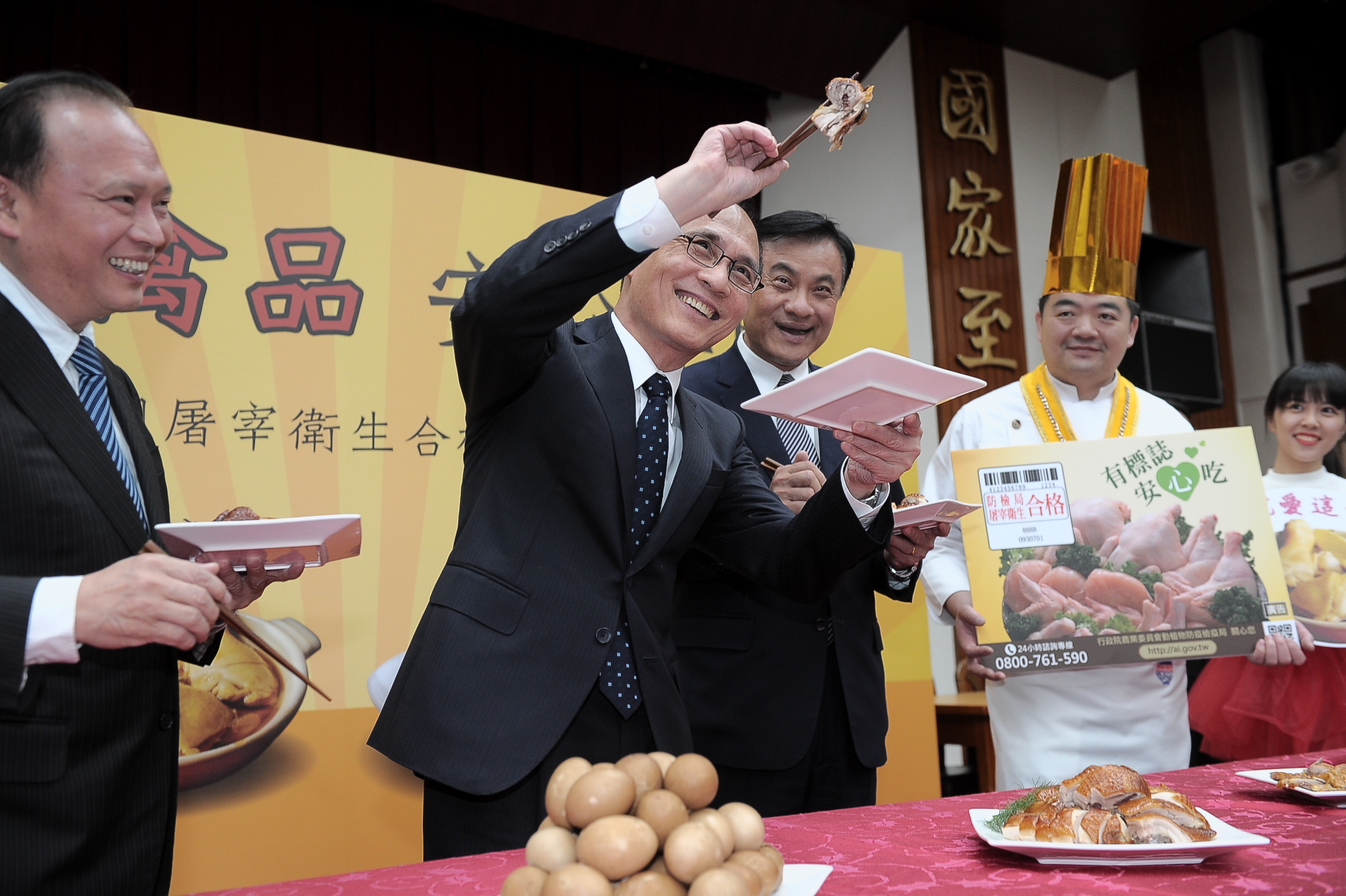 林揆品嚐家禽料理  籲請各界支持國產家禽產業