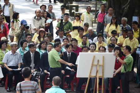 1070729行政院長賴清德視察地理中心碑園區_3　共4張