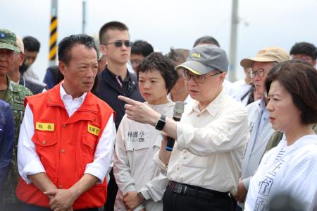 2025年7月29日行政院長卓榮泰視察嘉義縣朴子市荷苞嶼佳禾橋淹水情形排水整治　共8張