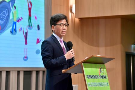 2024年8月29日行政院長卓榮泰出席「信託業推動信託2.0 計畫評鑑」第3期頒獎典禮。　共5張