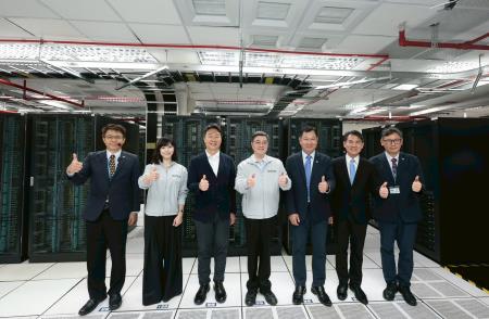 2026年5月29日行政院長卓榮泰視察交通部中央氣象署暨超級電腦機房 　共6張
