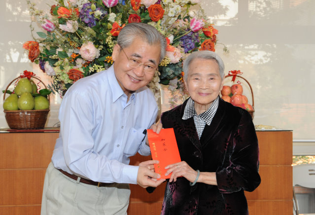 毛揆提前陪長者慶中秋 期許及早完備長照制度 　共4張