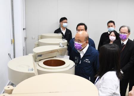 2022年2月11日行政院長蘇貞昌視察原能會核研所「食品放射性檢測樣品計測實驗室」檢測作業4 　共5張