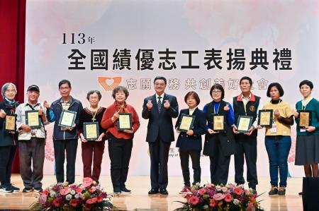卓院長今（27）日​出席「​113年全國​績優志工表揚典禮」新聞照片 共8張　共8張