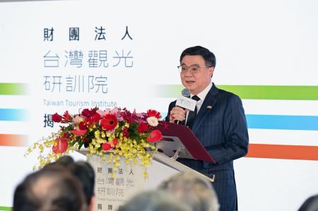 2026年7月22日行政院長卓榮泰出席「財團法人台灣觀光研訓院」揭牌儀式 　共9張