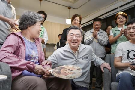 2026年8月15日行政院長卓榮泰參訪左鄰秀家人照顧咖啡館 　共8張