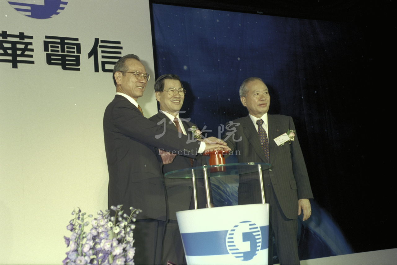 1998年12月1日行政院長蕭萬長參加交通部中華衛星一號啟用典禮 共1張 　共1張