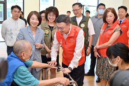 2024年7月22日行政院長卓榮泰視察屏東縣政府多層級樂活照顧服務園區。