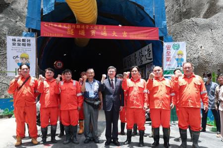2026年5月20日行政院長卓榮泰出席「石門水庫至新竹聯通管工程計畫」隧道銜接段工程貫通典禮 　共8張