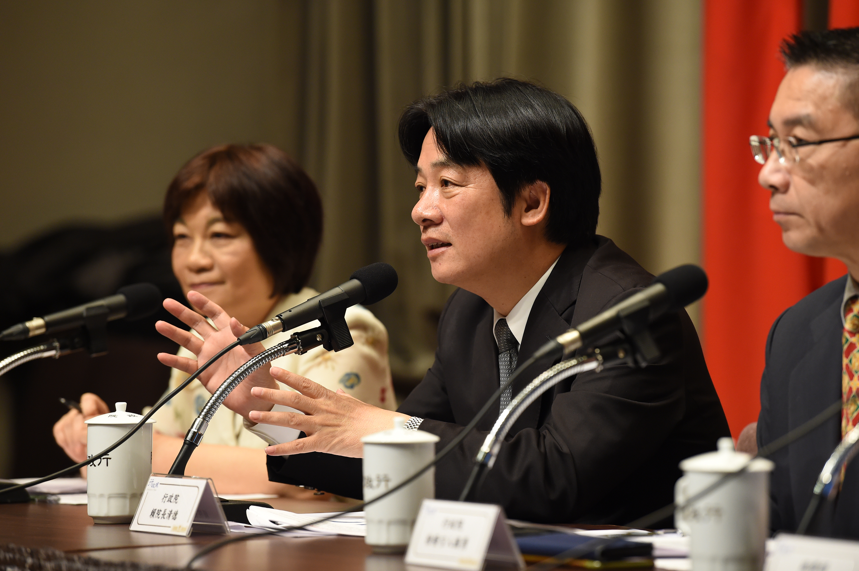 賴揆主持首次加速投資台灣專案會議 強調拚經濟為優先工作 號召共同投資台灣 　共5張