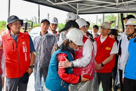 2024年7月27日行政院長卓榮泰視察台9線164.2k邊坡災點搶修情形 _4_.jpg