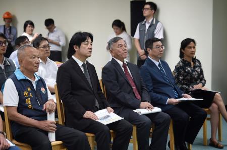 1070818行政院長賴清德視察苗栗通霄發電廠_2