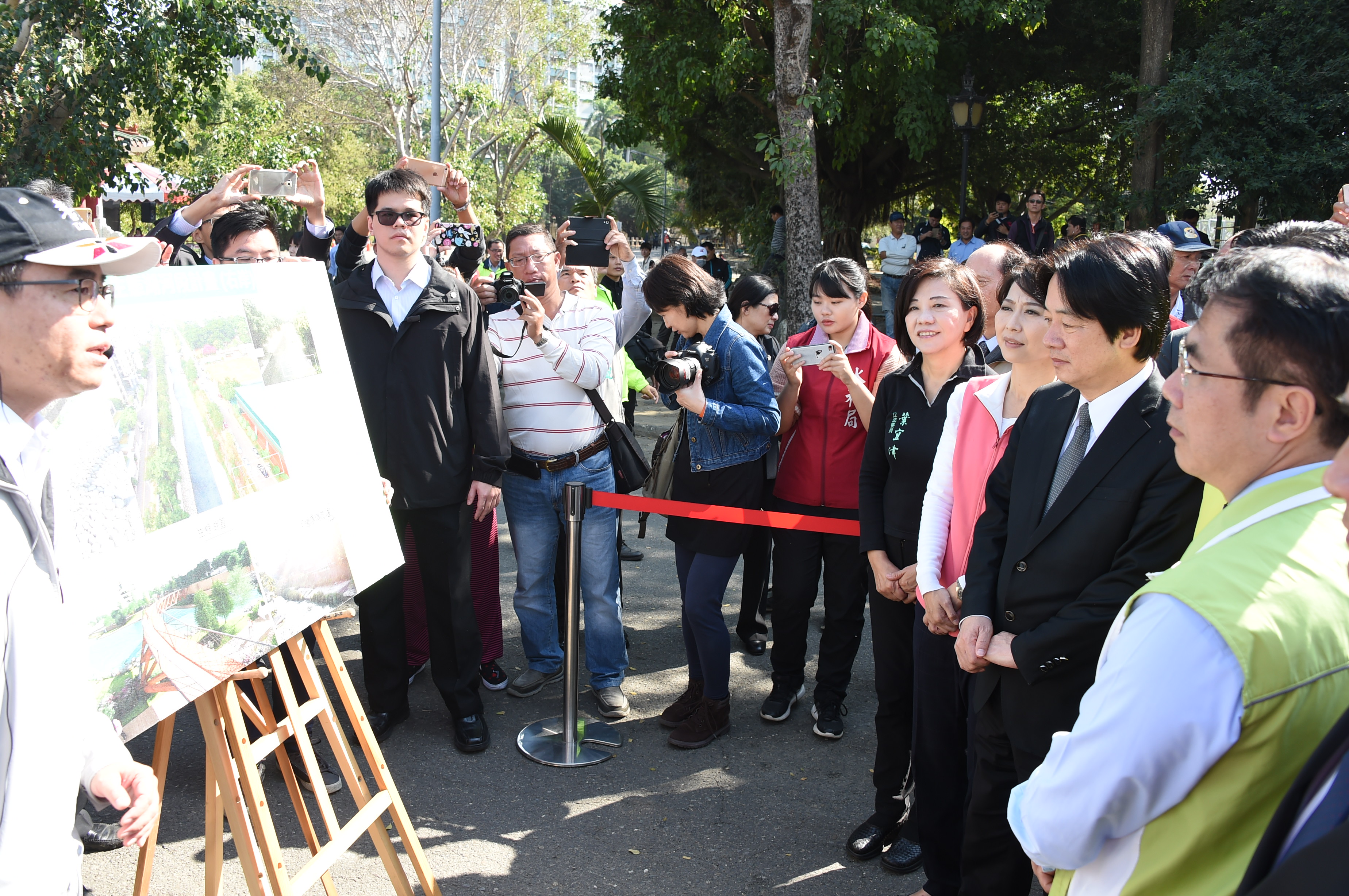 賴揆勉勵台南市協助推動再生能源 以達2025非核家園目標 　共7張