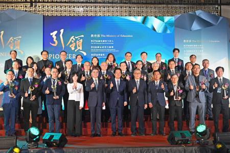 2026年3月23日行政院長卓榮泰出席第29屆國家講座主持人、第8屆國家產學大師獎暨第69屆學術獎頒獎典禮 　共5張