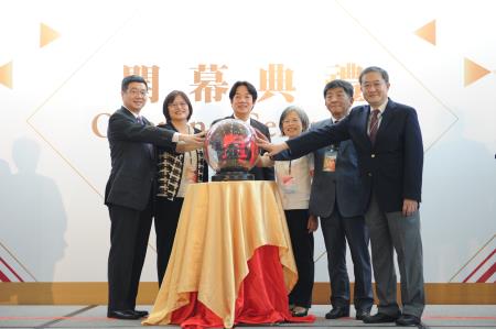 1070719行政院長賴清德出席「ATLife2018台灣輔具暨長期照護大展」開幕典禮」啓動儀式DSC_6069_1