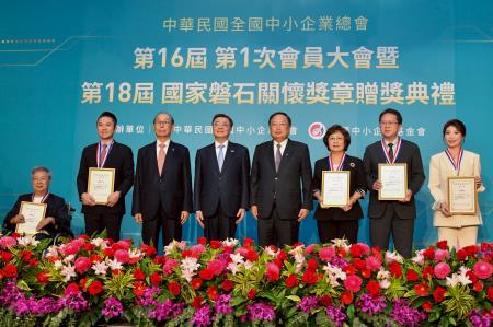 2026年6月23日行政院長卓榮泰出席「中華民國全國中小企業總會第16屆第1次會員大會暨第18屆國家磐石關懷獎章贈獎典禮」 　共6張