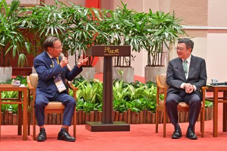 卓院長今(19)日接見「世界臺灣商會聯合總會第30屆回國訪問暨投資考察團」照片 共8張　共8張