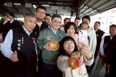 2026年2月20日行政院長卓榮泰赴東勢東聖宮參拜祈福 　共8張