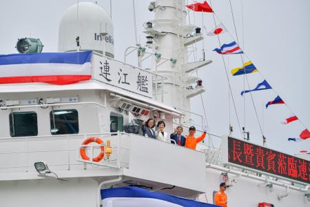 行政院副院長鄭麗君出席「1000噸級巡防艦第3艘連江艦交船暨第4艘CG1006命名下水聯合典禮」　共8張