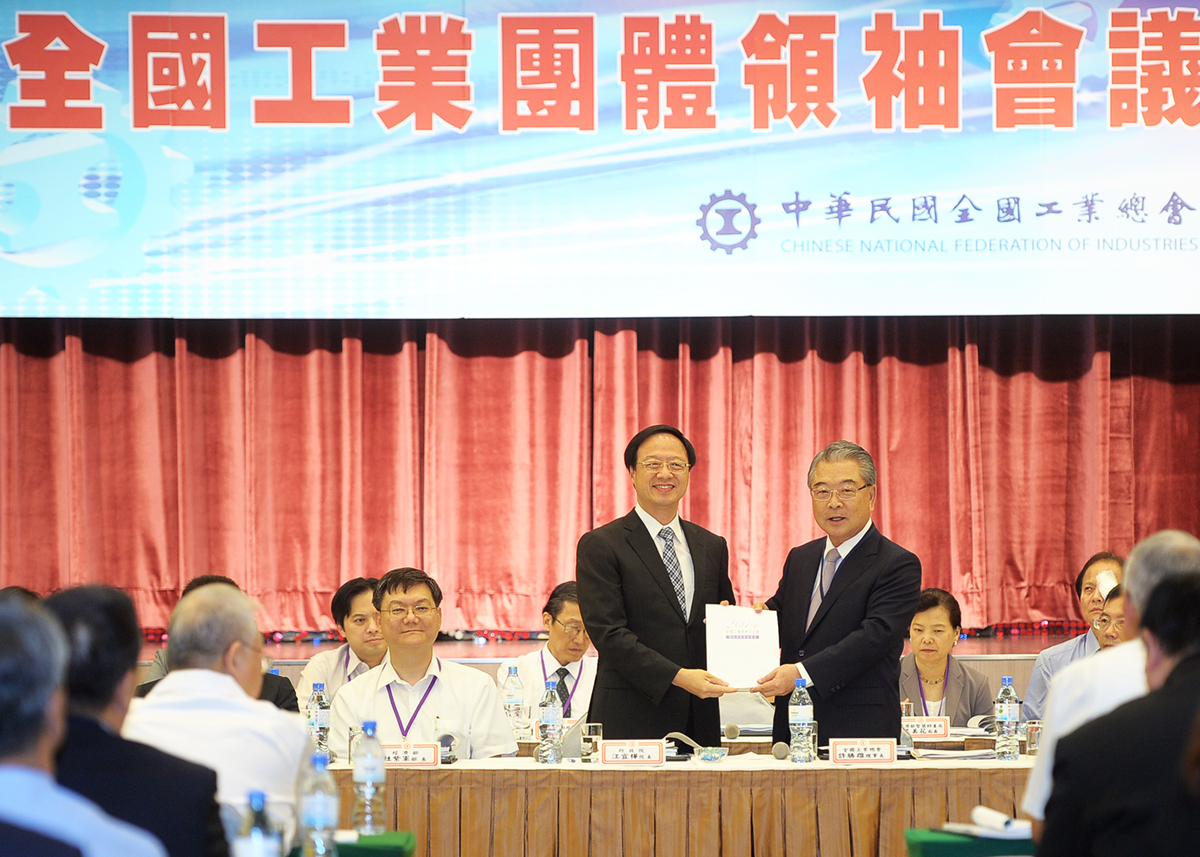 江揆出席全國工業團體領袖會議  強調臺灣經濟成長與發展關鍵在於產業競爭力 　共2張