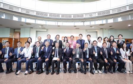 2025年8月14日行政院長卓榮泰參訪慶鴻機電並與機械（含工具機）業者交流座談會 　共15張