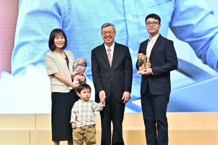 陳院長今(29)日出席113年紀念五一勞動節暨全國模範勞工表揚典禮照片 共8張　共9張