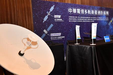 2026年8月4日行政院副院長鄭麗君出席「2026前瞻次世代通訊論壇：主權AI新紀元・全光通訊新契機」 　共6張