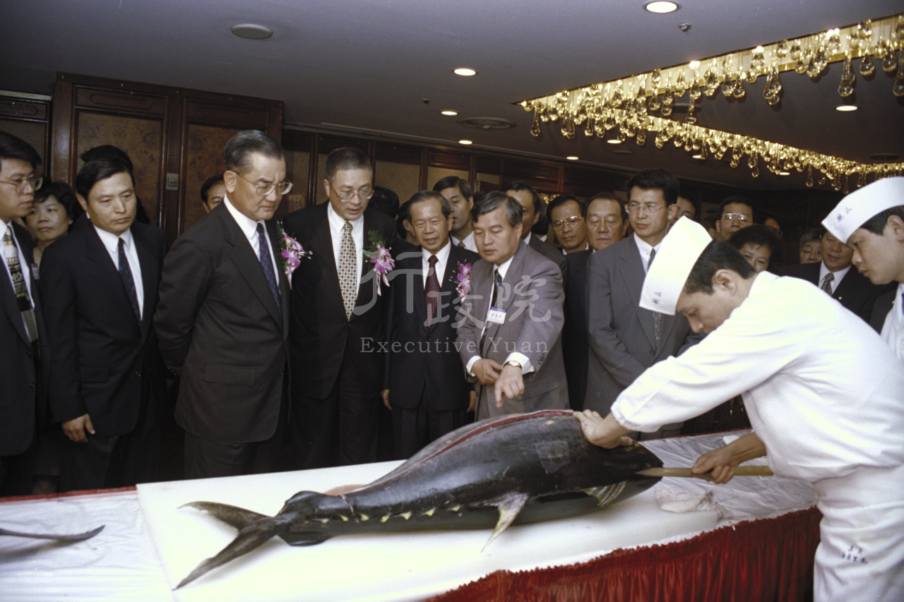 1996年9月14日連戰副總統兼行政院長參加高雄市大宗漁獲物推廣品嚐會 共1張 　共1張