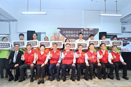 2024年6月4日行政院長卓榮泰視察國際郵包檢疫作業4.jpg