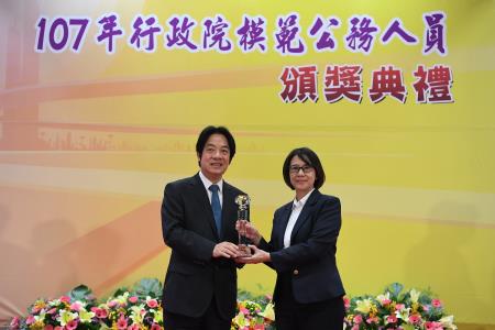 1071130行政院長賴清德出席「107年行政院模範公務人員頒獎典禮」_S__52584495.jpg