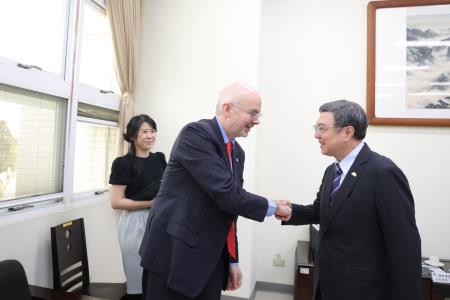 2026年1月30日行政院長卓榮泰出席「緝獲金昌隆貨輪走私毒品聯合記者會」暨春節前視導 　共6張