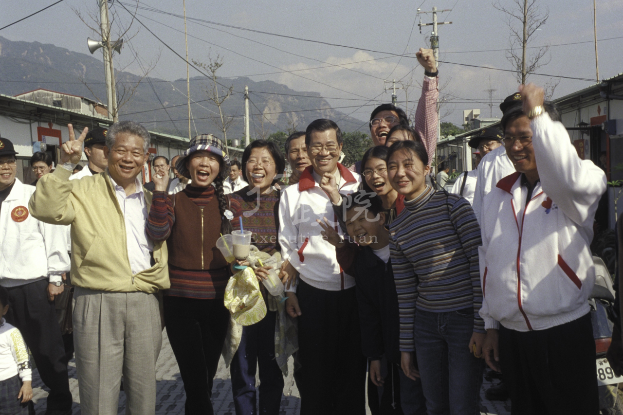 2000年2月7日921行政院長蕭萬長探視南投集集竹山組合屋災民 共1張 　共1張