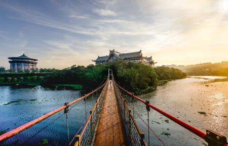 漫步「細茅埔吊橋」可欣賞水天一色的跨湖（峨眉湖）勝景，沿著湖畔築起的環湖步道生態豐富，迎風享受最自然的湖光山色。(圖/參山國家風景區管理處提供)