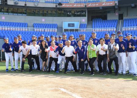 2019年10月24日行政院長蘇貞昌為東京奧運棒球代表隊加油3.jpg