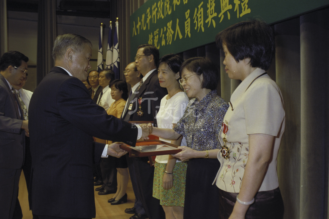 2000年7月12日唐飛院長主持八十九年行政院秘書處同仁服務獎章模範公務人員頒獎典禮 共1張 　共1張