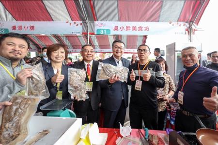 2025年1月4日行政院長卓榮泰出席「更生八十 溫暖有感 以愛復歸」保護成果展暨更生年貨大街　共8張