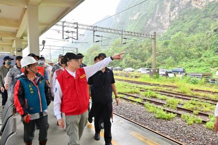 2024年7月27日行政院長卓榮泰視察台鐵和仁至崇德間路段災損情形 _2_.jpg