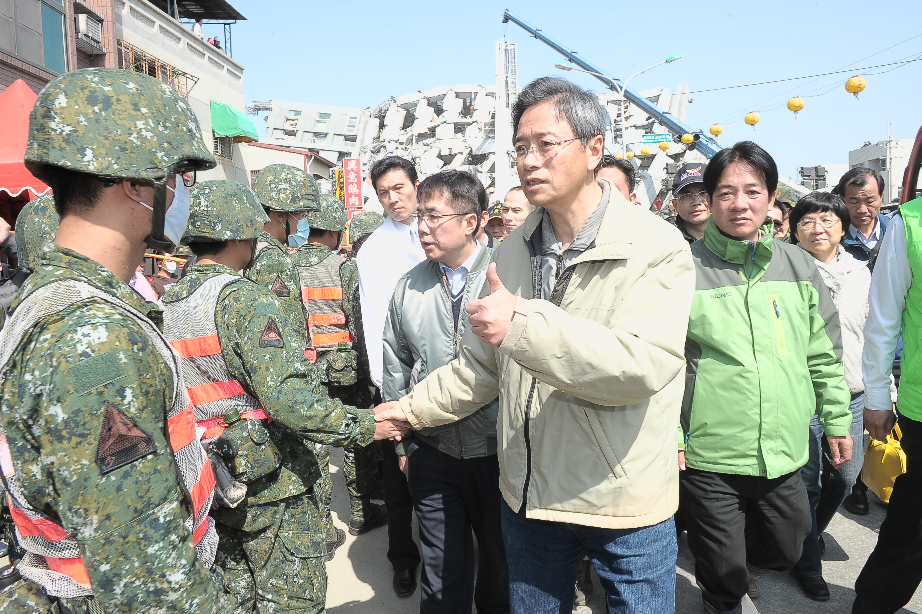 張揆鼓勵震災民眾勇敢面對未來 承諾政府將全力協助 　共3張