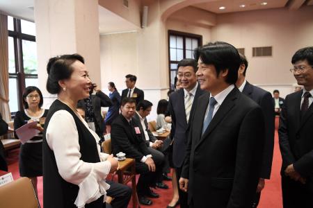 1071025行政院長賴清德接見金商獎中外得獎企業及相關獎項得獎單位_S__50421838 　共5張