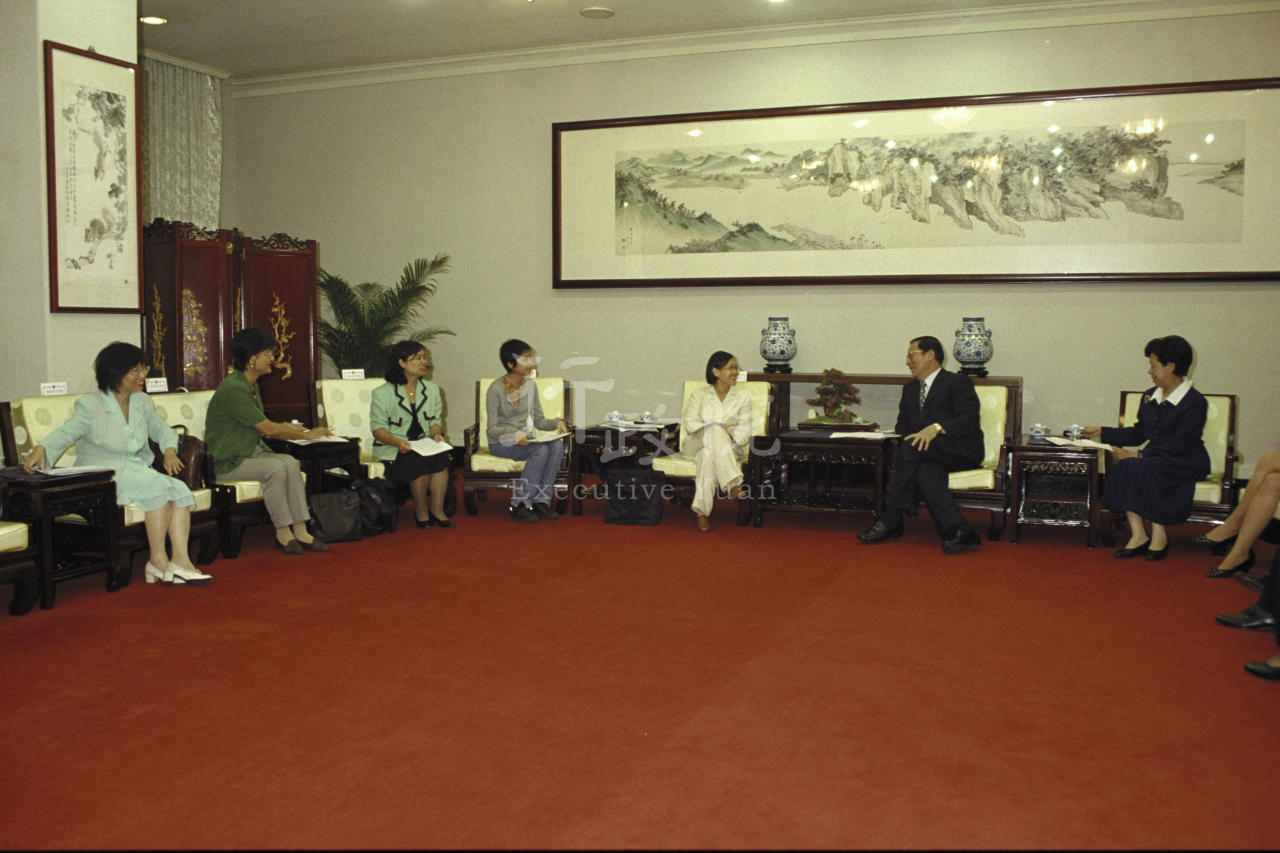 2000年10月13日行政院長張俊雄接見婦女團體代表徐佳青等人 共1張 　共1張